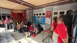 ANTUSIAS KELUARGA WARGA BINAAN SAAT TERIMA BANSOS, PROGRAM PEMBINAAN DI LAPAS BENGKALIS