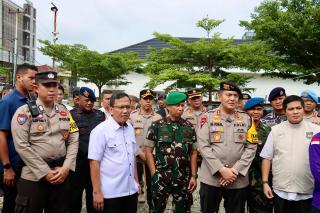 Kapolresta Pekanbaru ,beserta rombongan Forkopimda Provinsi Riau, melakukan peninjauan  pelaksanaan 