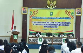 H Syahrial Abdi Serahkan 82 SK CPNS