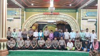 Sejak Fajar Kapolres Kampar Sholat Subuh Berjamaah di Masjid Baitul Sholihin Jl Letnan Boyak