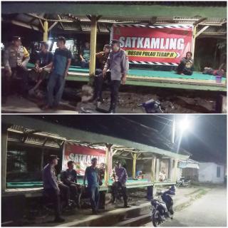 Bhabinkamtibmas Polres Kampar Blusukan ke Pos Satkamling Binamang, Beri Rasa Aman Kepada Masyarakat!