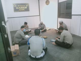 Selama Ramadhan, Personel Polres Kampar Adakan Tadarus di Mushalla Al-Kholid Polres Kampar