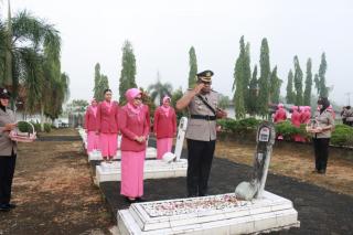 Hari Bhayangkara Ke80 Kapolres Kampar Pimpin Ziarah,Tabur Bunga Di Makam Pahlawan