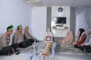Kapolres dan Wakapolres Kampar Kunjungi Keluarga Alm. Ipda Apendra, Berikan SK KPLBA dan Tali Asih