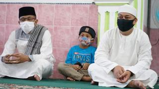 Safari Ramadhan ,Bupati Lingga Dan Ketua TP-PKK Serahkan Bantuan